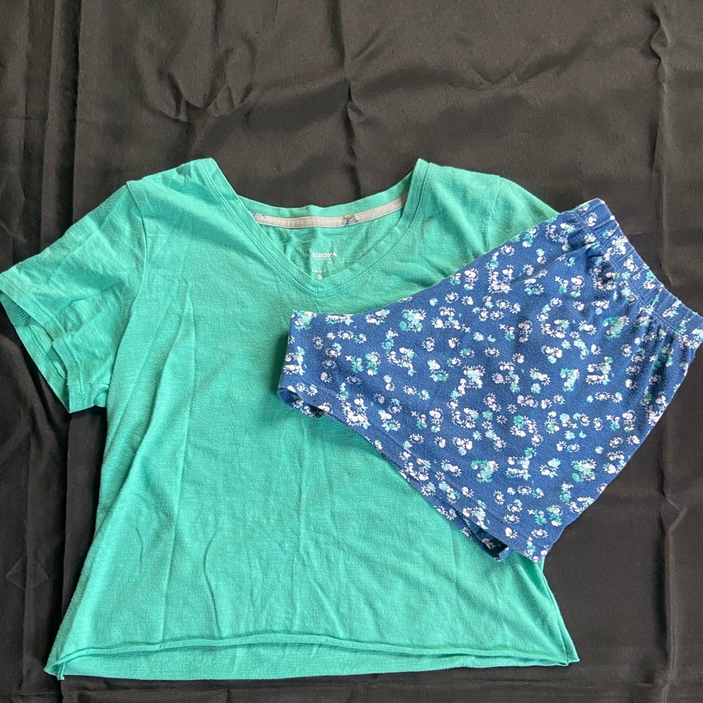 Brightly colored sleep set